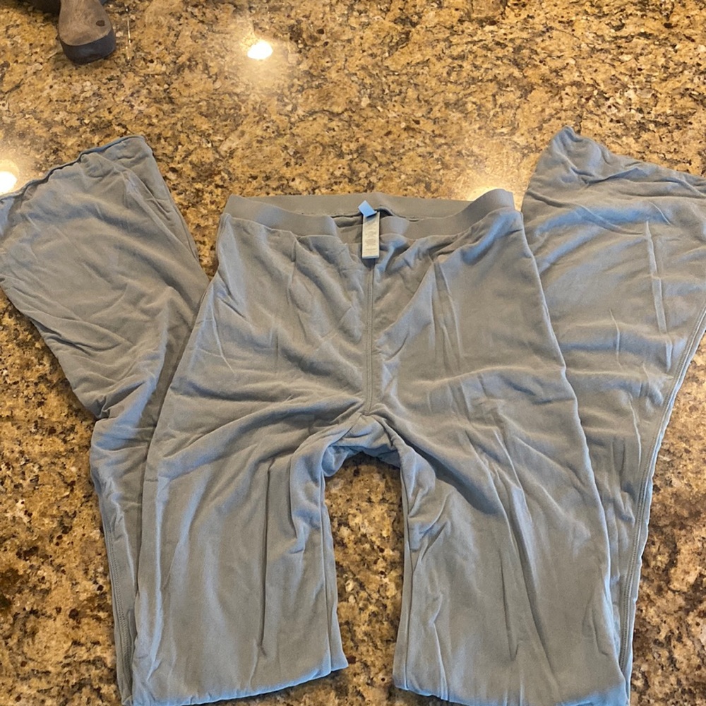 Skims yoga pants